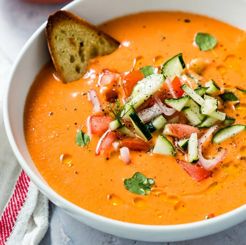 Gazpacho andaluz, plato tipico en Sevilla