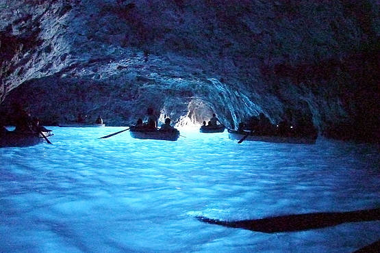 La Grota Azul ubicada en la isla de Capri, Napoles, Italia